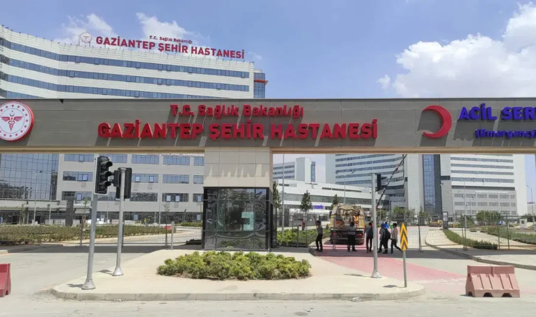 Gaziantep’in Karkamış ilçesinde elektrik direğinde çalışma yaptığı sırada metrelerce yükseklikten