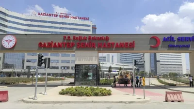 Gaziantep’in Karkamış ilçesinde elektrik direğinde çalışma yaptığı sırada metrelerce yükseklikten