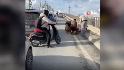 İstanbul Başakşehir’de seyir halindeki bir kamyonetten yola düşen büyükbaş hayvan