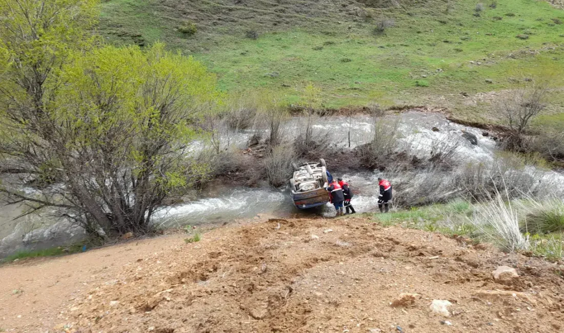Sivas’ın İmranlı ilçesinde kontrolden çıkan bir otomobilin 15 metre yükseklikten