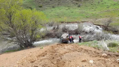 Sivas’ın İmranlı ilçesinde kontrolden çıkan bir otomobilin 15 metre yükseklikten