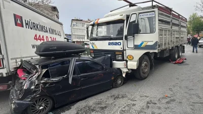 İstanbul Bağcılar’da park halindeyken bir anda freni boşalan dev kamyonun
