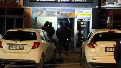Kayseri’nin Kocasinan ilçesinde gece saatlerinde hareketli dakikalar yaşandı. Kimliği belirsiz
