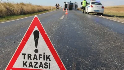 Sakarya’nın Adapazarı ilçesinde meydana gelen feci trafik kazasında, yolcu taşıyan