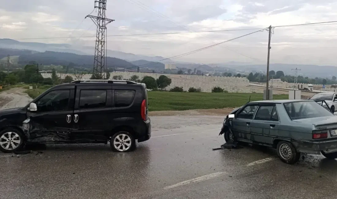 Sinop’ta iki aracın karıştığı trafik kazasında ortalık savaş alanına dönerken