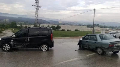 Sinop’ta iki aracın karıştığı trafik kazasında ortalık savaş alanına dönerken