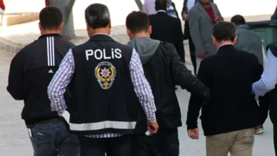 Antalya’nın Serik ilçesinde zehir tacirlerine yönelik gerçekleştirilen eş zamanlı operasyonda
