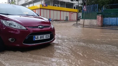Kahramanmaraş genelinde etkili olan şiddetli sağanak yağış, kentin birçok noktasında