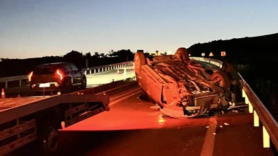 Aksaray’da kontrolden çıkan bir otomobilin refüje çarparak takla atması sonucu