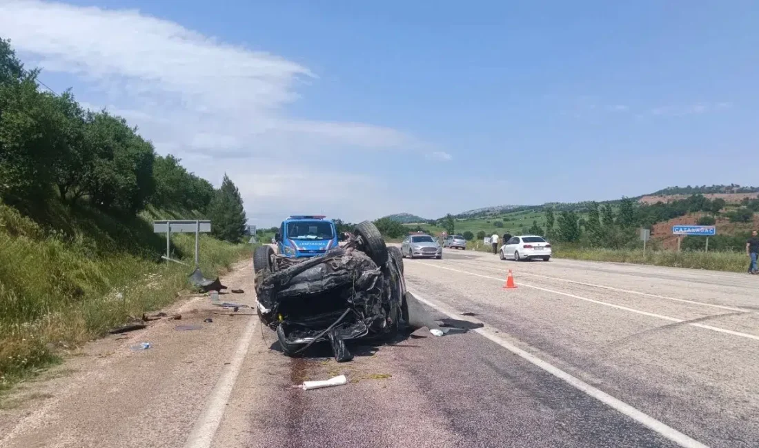 Adıyaman’ın Gölbaşı ilçesinde sürücüsünün direksiyon hakimiyetini kaybettiği otomobilin takla atması