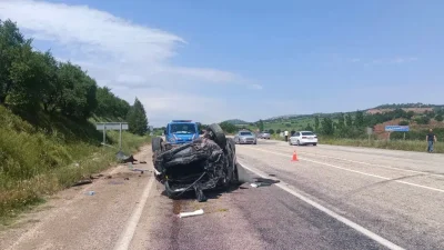 Adıyaman’ın Gölbaşı ilçesinde sürücüsünün direksiyon hakimiyetini kaybettiği otomobilin takla atması