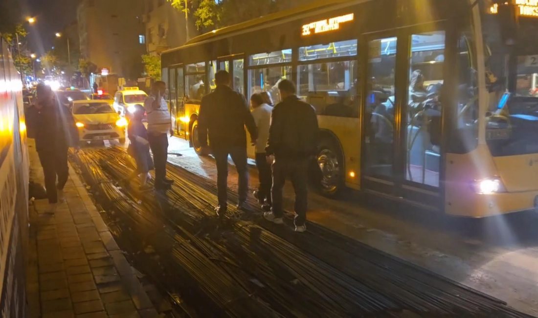 İstanbul Fatih’te seyir halindeki bir İETT otobüsünün tabanını delerek içeri