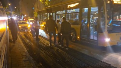 İstanbul Fatih’te seyir halindeki bir İETT otobüsünün tabanını delerek içeri