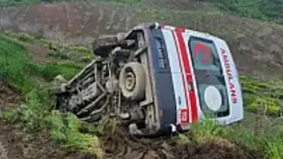 Siirt’in Pervari ilçesinde hasta nakli için yola çıkan bir ambulansın