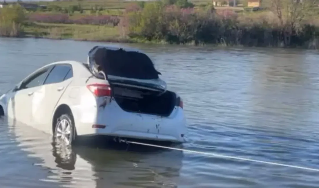 Kırşehir’de meydana gelen talihsiz kazada kontrolden çıkan otomobilin suya düşmesi