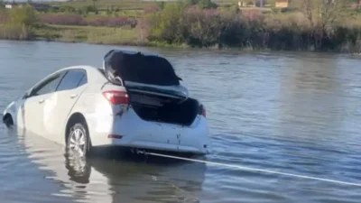 Kırşehir’de meydana gelen talihsiz kazada kontrolden çıkan otomobilin suya düşmesi