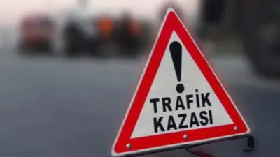 Afyonkarahisar’ın Sinanpaşa ilçesinde sürücüsünün direksiyon hakimiyetini kaybettiği otomobilin bariyerlere çarpması