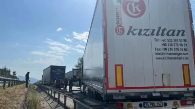 Bilecik’in Osmaneli ilçesinde iki dev aracın karıştığı trafik kazasında ortalık