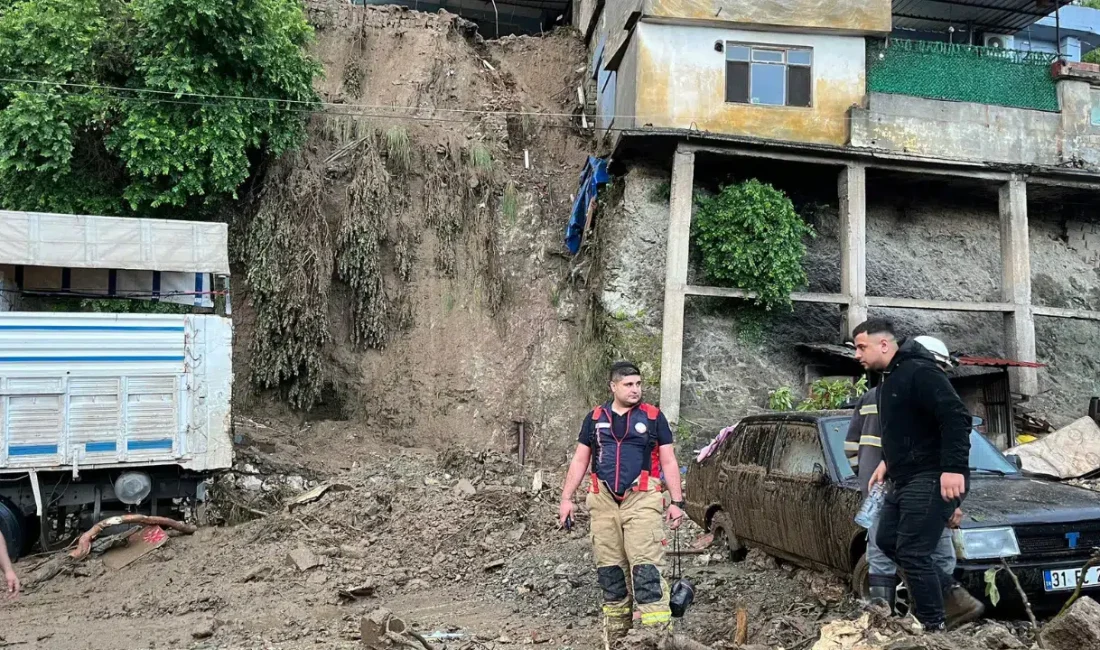 Hatay’ın Antakya ilçesinde etkisini gösteren şiddetli yağışlar, dağ yamacında bulunan