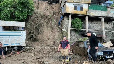 Hatay’ın Antakya ilçesinde etkisini gösteren şiddetli yağışlar, dağ yamacında bulunan