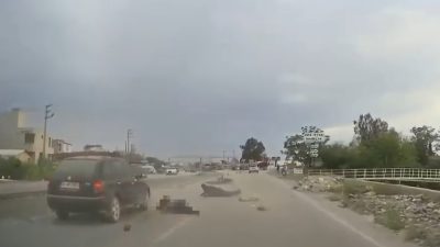 Hatay’ın Samandağ ilçesinde otomobil ile motosikletin çarpışması sonucu meydana gelen