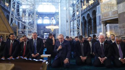 İstanbul’un fethinin 573. yıl dönümünde cuma namazını tarihi Ayasofya Camii’nde