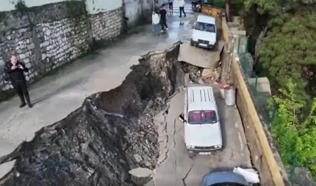 Hatay’da etkili olan şiddetli sağanak yağışlar hayatı durma noktasına getirirken,