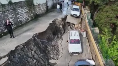 Hatay’da etkili olan şiddetli sağanak yağışlar hayatı durma noktasına getirirken,
