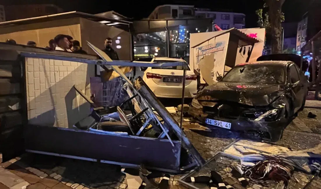 Tekirdağ’ın Hayrabolu ilçesinde kontrolden çıkan bir otomobilin yol kenarındaki otobüs
