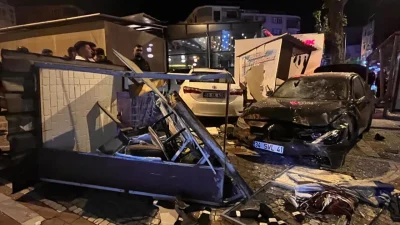 Tekirdağ’ın Hayrabolu ilçesinde kontrolden çıkan bir otomobilin yol kenarındaki otobüs