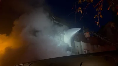 İstanbul Şişli’de bir iş yerinin önünde aniden alev alan motosiklet,