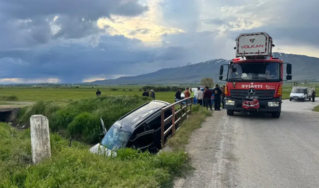 Van’ın Muradiye ilçesinde sürücüsünün direksiyon hakimiyetini kaybettiği kamyonet yol kenarındaki