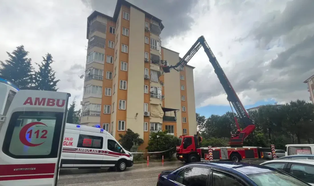 Denizli’de 7 katlı bir binanın çatısında ekmek parası için çalışan