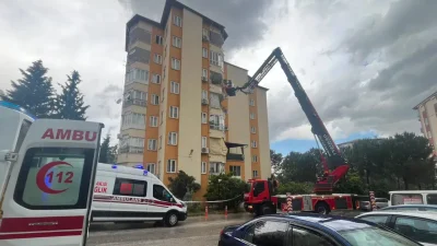 Denizli’de 7 katlı bir binanın çatısında ekmek parası için çalışan