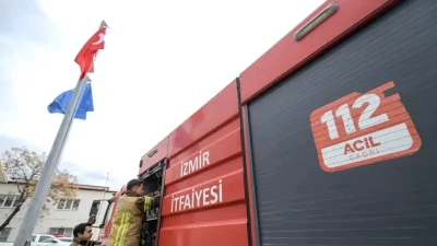 İzmir’in Konak ilçesinde üç katlı bir binada çıkan yangın tüm
