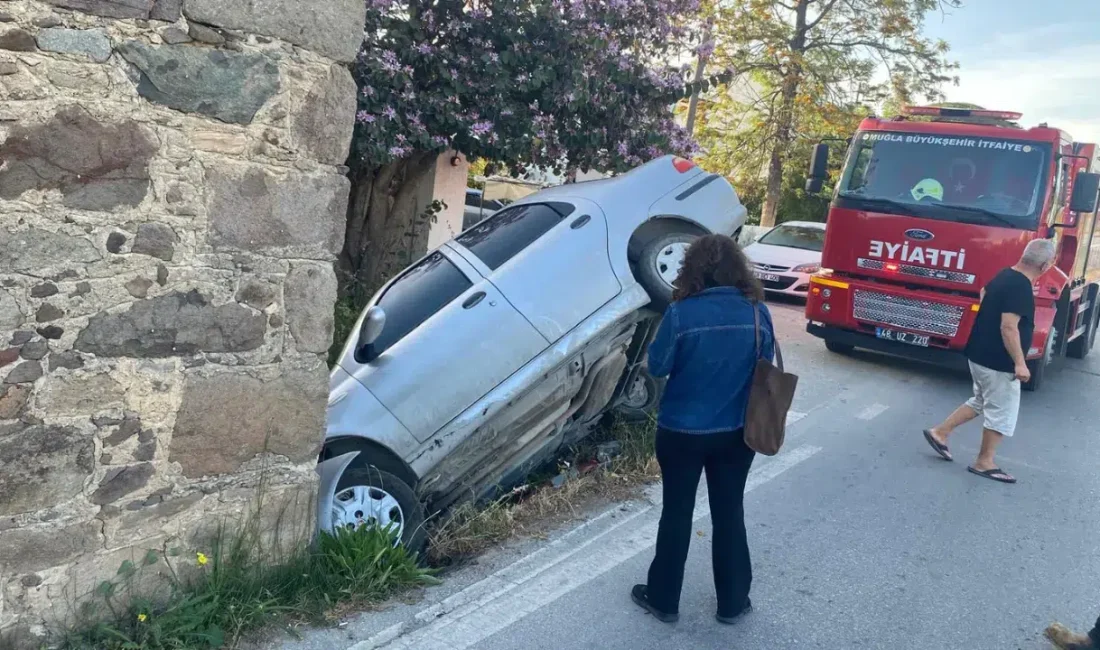 Muğla’nın Bodrum ilçesinde sürücüsünün direksiyon hakimiyetini kaybetmesi sonucu kontrolden çıkan