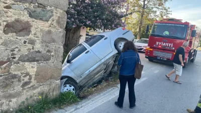 Muğla’nın Bodrum ilçesinde sürücüsünün direksiyon hakimiyetini kaybetmesi sonucu kontrolden çıkan
