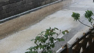Kırklareli’nin Demirköy ilçesinde etkili olan şiddetli sağanak ve dolu yağışı