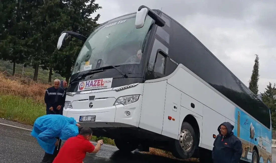 İzmir’in Selçuk ilçesinde seyir halindeki bir tur otobüsü, rampa yukarı