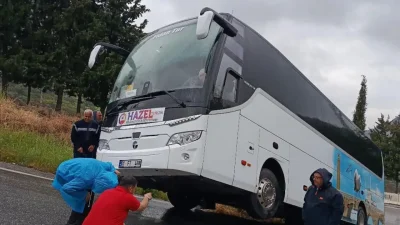 İzmir’in Selçuk ilçesinde seyir halindeki bir tur otobüsü, rampa yukarı