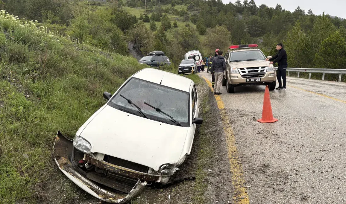 Kastamonu-Tosya kara yolunda yağış nedeniyle kayganlaşan yolda kontrolden çıkan bir