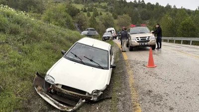 Kastamonu-Tosya kara yolunda yağış nedeniyle kayganlaşan yolda kontrolden çıkan bir