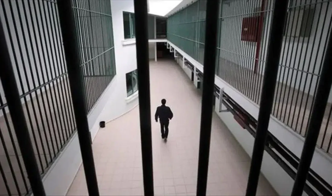 Kastamonu’da bir üniversite öğrencisinin ikinci kattaki evin penceresinden yarı çıplak