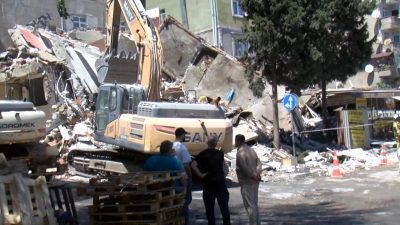 İstanbul Küçükçekmece’de kentsel dönüşüm çalışmaları sırasında korku dolu anlar yaşandı.