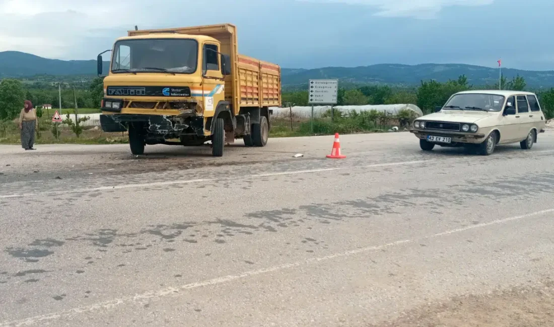 Kütahya’nın Gediz ilçesinde feci bir trafik kazası meydana geldi. Otomobil