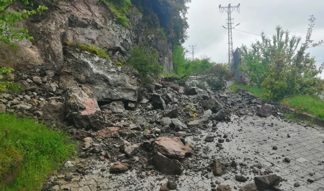 Tokat’ın Niksar ilçesinde aniden bastıran şiddetli sağanak yağış hayatı felç