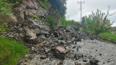 Tokat’ın Niksar ilçesinde aniden bastıran şiddetli sağanak yağış hayatı felç