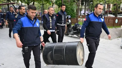 Manisa Büyükşehir Belediyesi ve Şehzadeler Belediyesi ekipleri, yaya güvenliğini tehlikeye