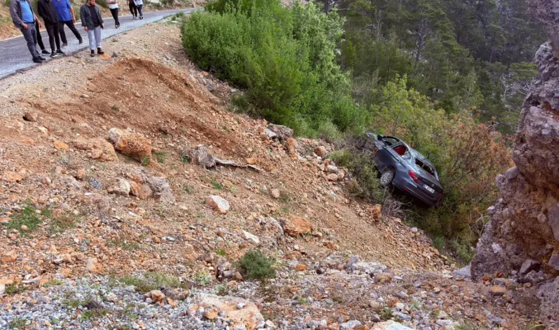 Antalya’nın Manavgat ilçesinde seyir halindeki bir otomobilin kontrolden çıkarak şarampole
