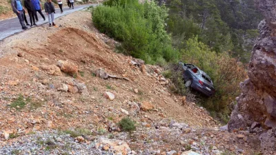 Antalya’nın Manavgat ilçesinde seyir halindeki bir otomobilin kontrolden çıkarak şarampole